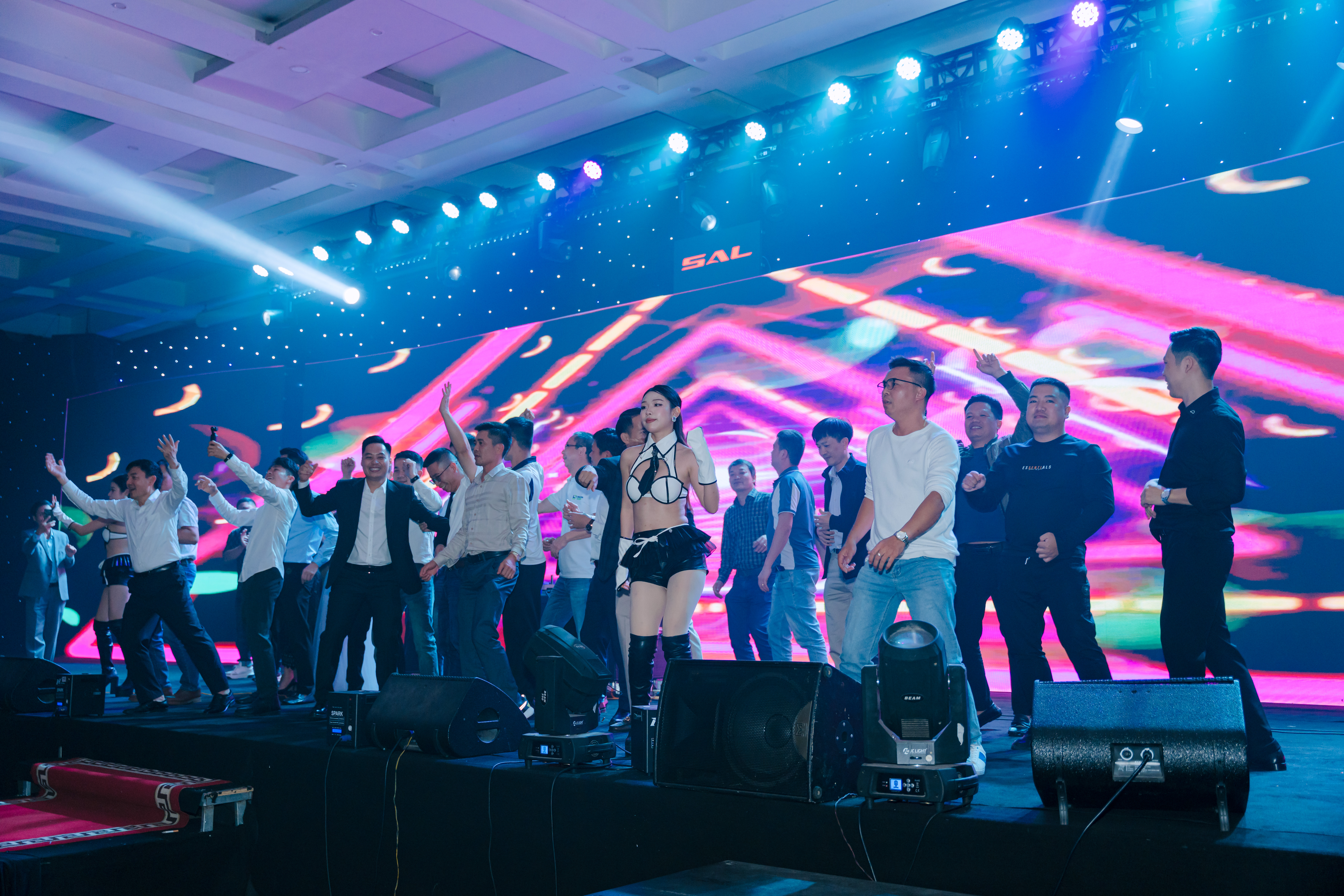 Phần trình diễn DJ Dance sôi động