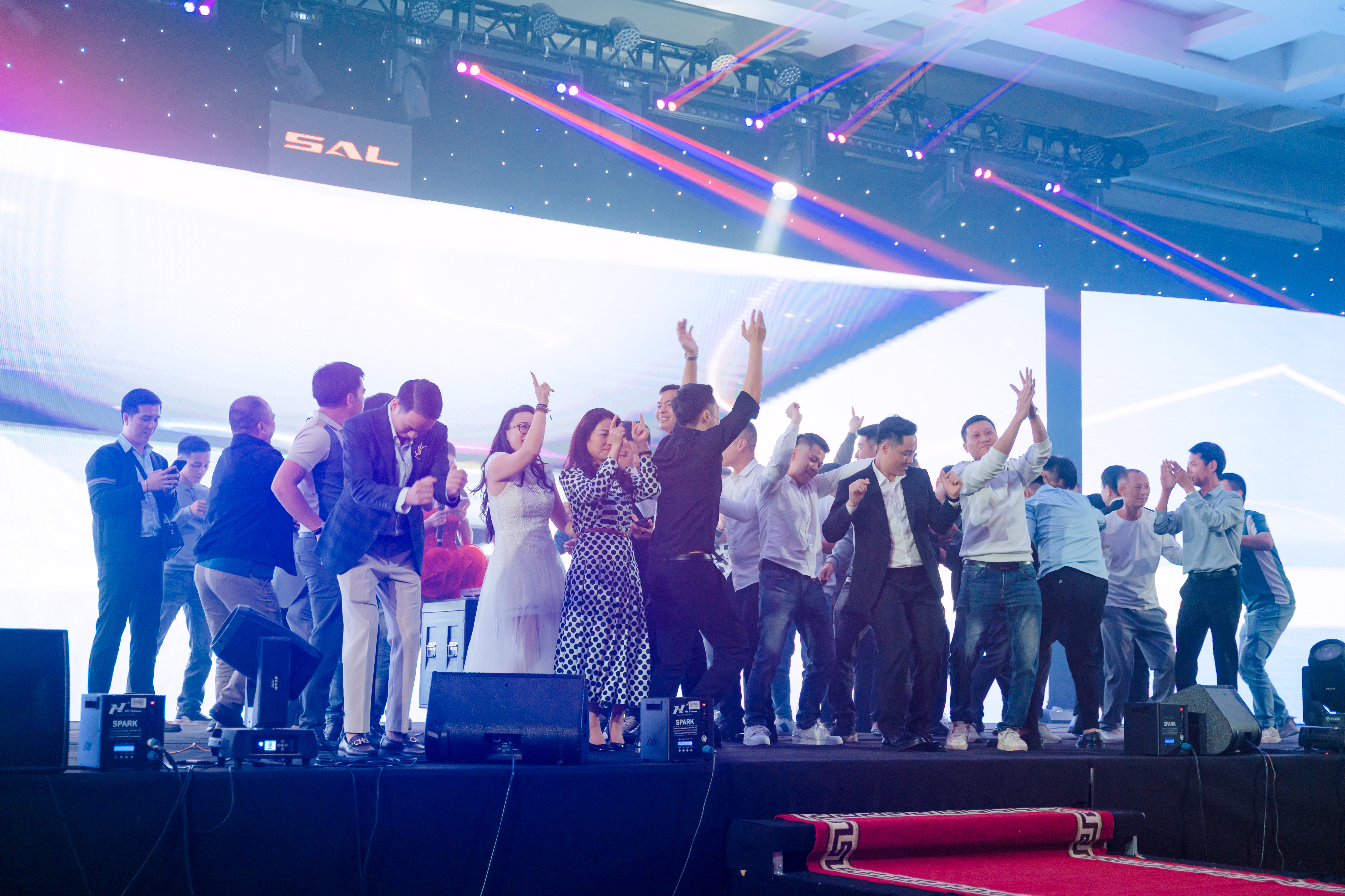 Toàn bộ khách mời hòa mình vào không khí lễ hội thực sự