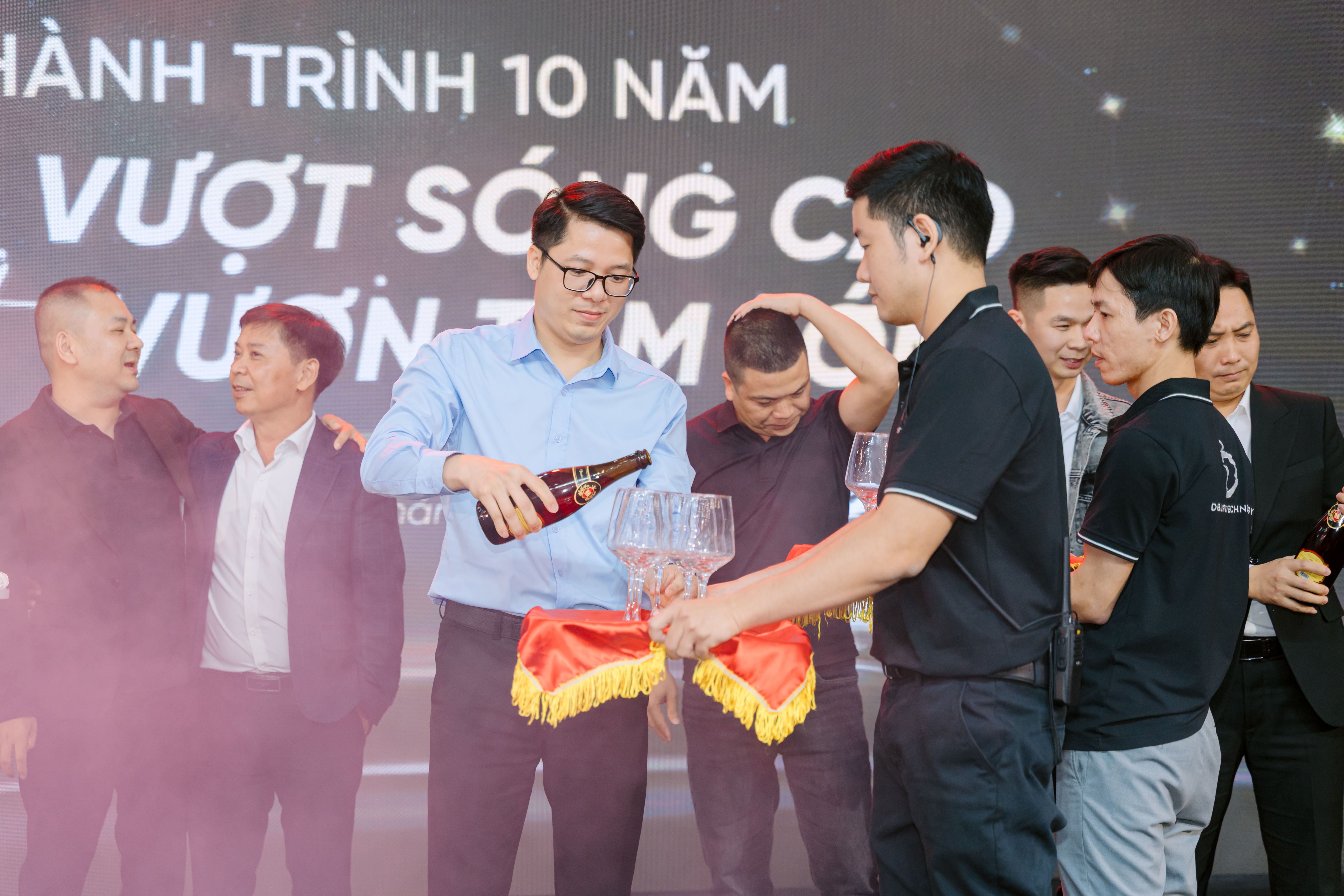 Tổng Giám đốc - Ông Đoàn Mạnh Linh mở rượu khai tiệc