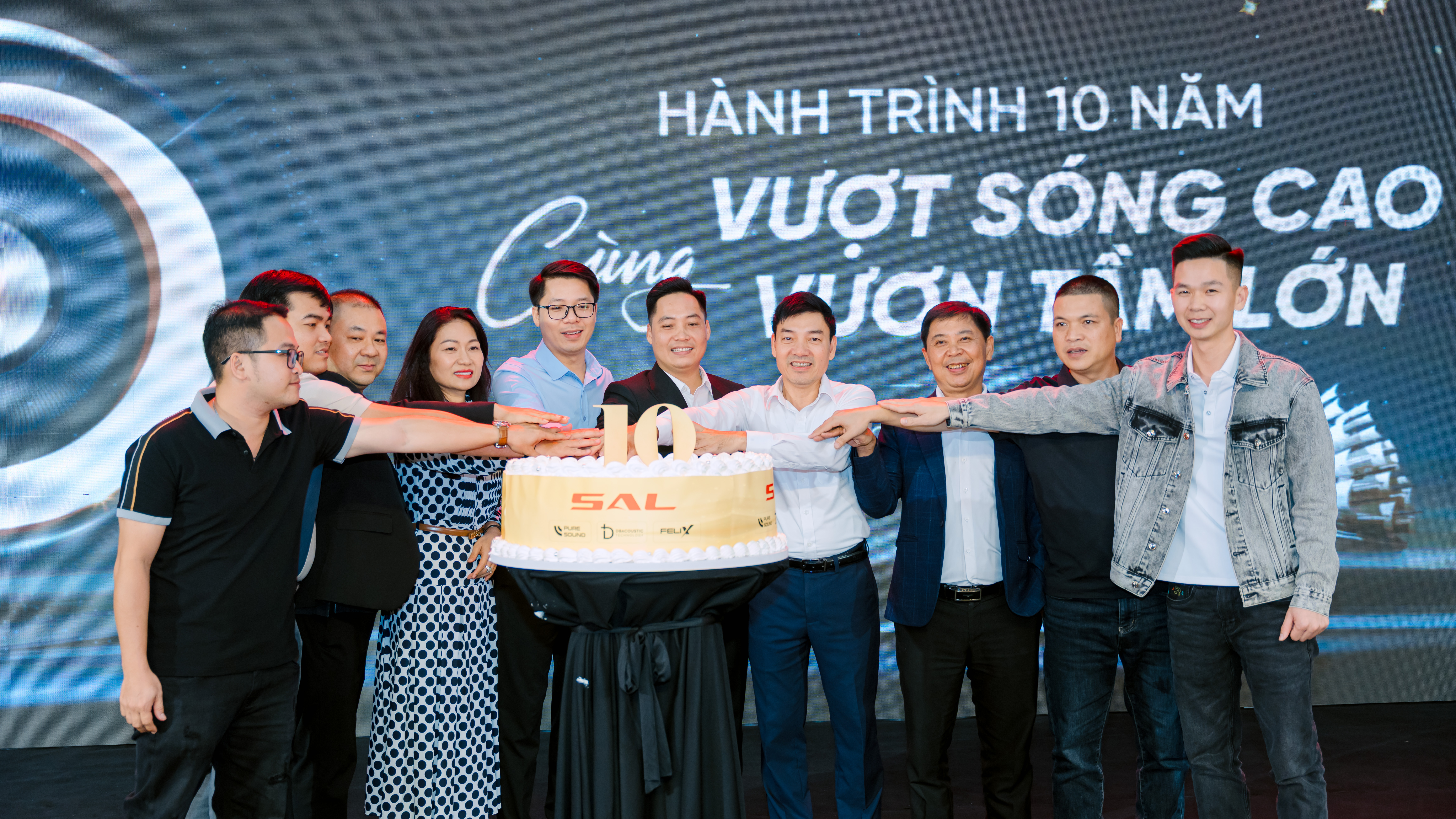 Khoảnh khắc cắt bánh sinh nhật 10 năm