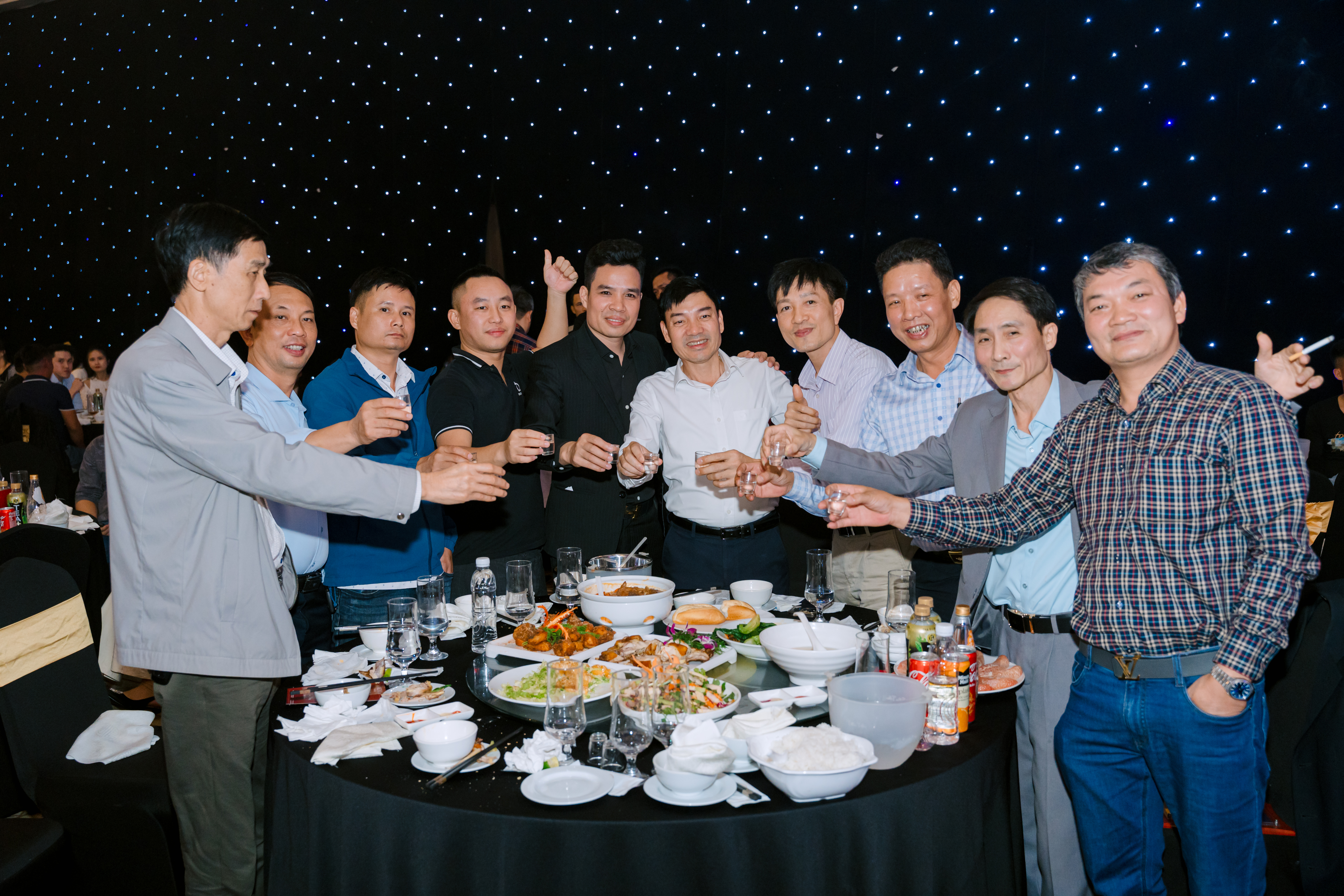 Khách mời cùng nâng ly chúc mừng