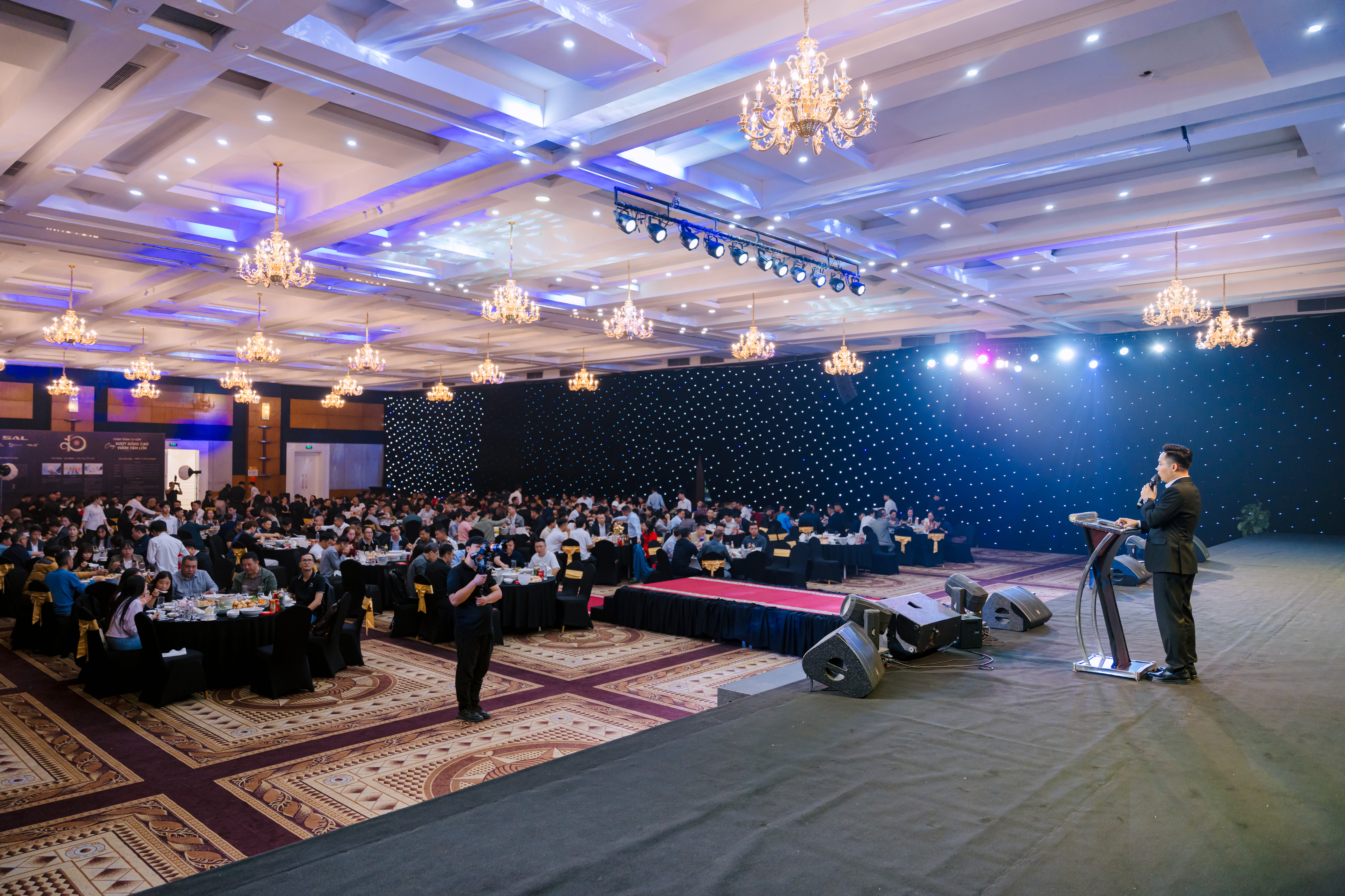 Toàn bộ 400 khách mời cùng thưởng tiệc