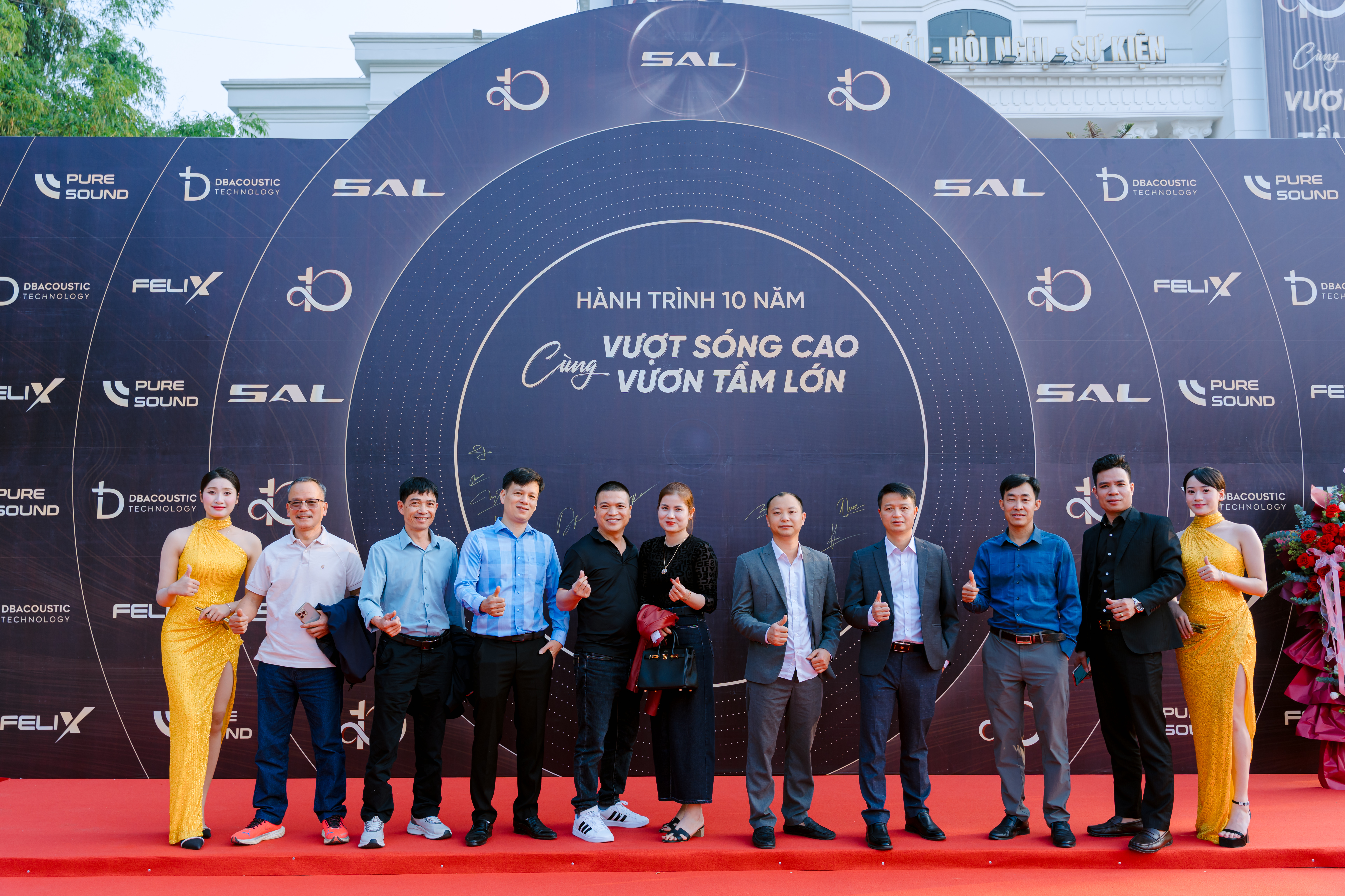 Khách mời check-in tại backdrop kỷ niệm