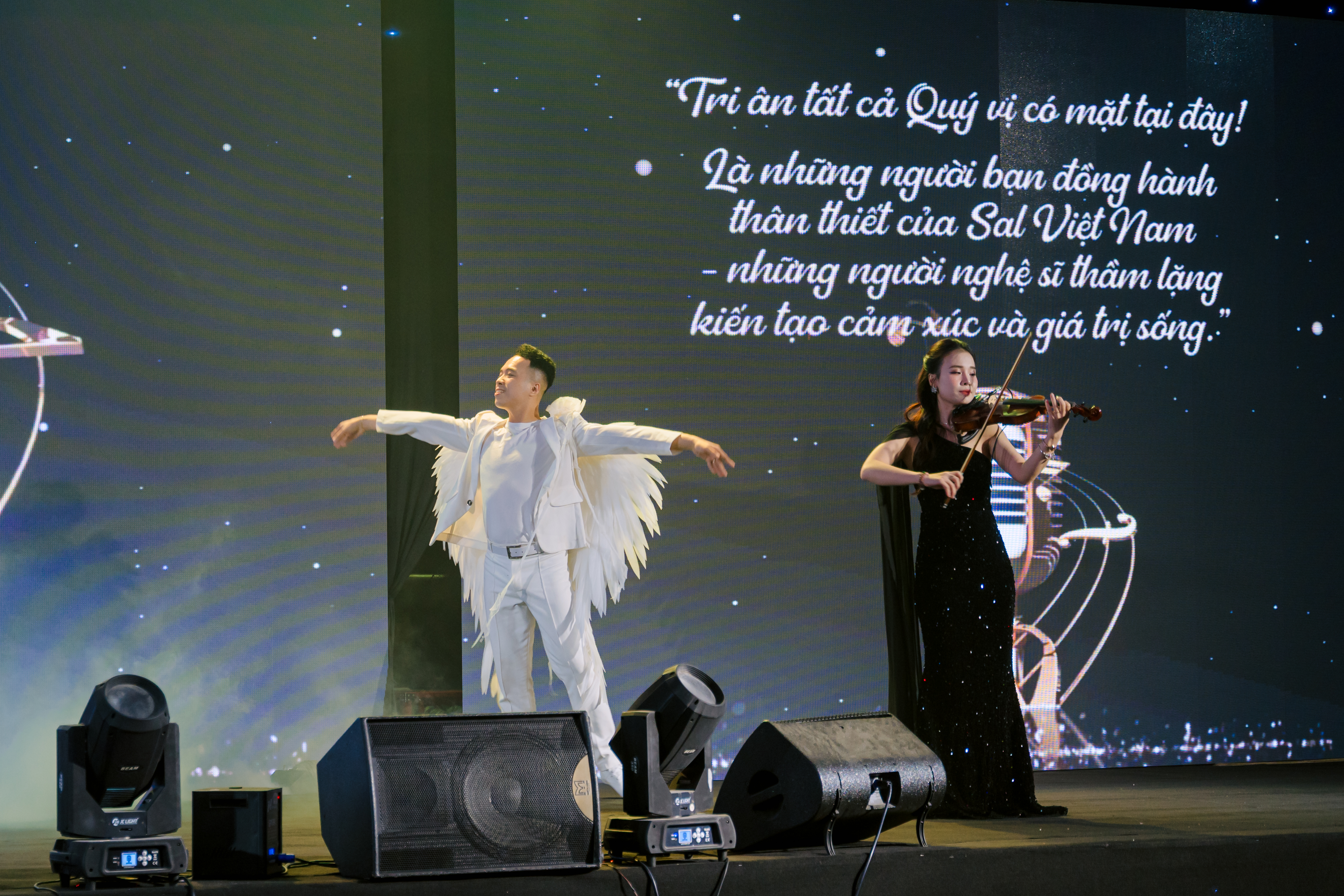 Màn biểu diễn violin mở màn