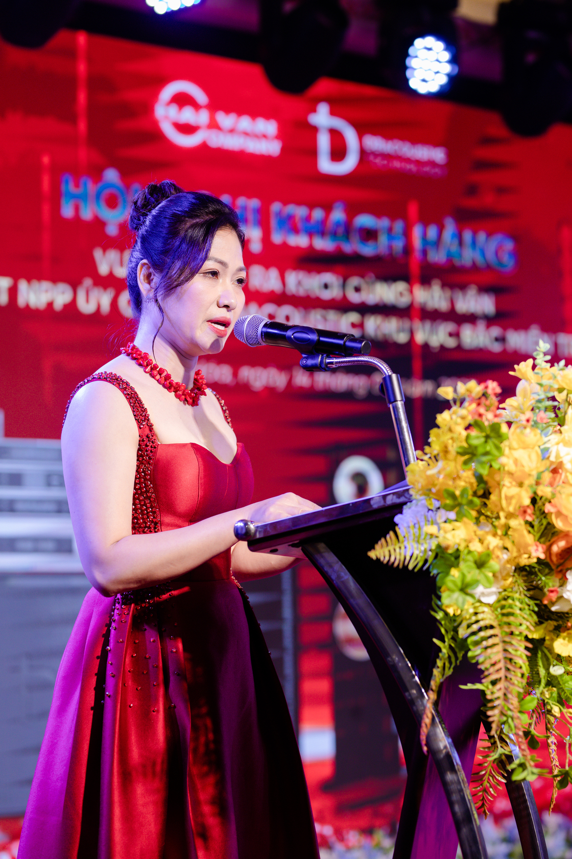 Bà Đặng Hồng Vân - Phó Giám Đốc Công ty Điện Tử Hải Vấn phát  biểu trong chương trình
